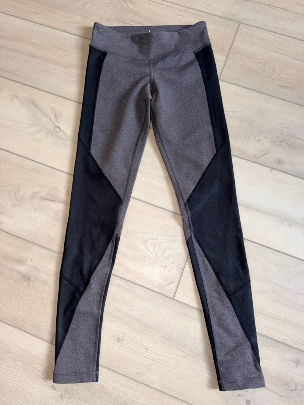 ALO Yoga Gray and Black Paneled Low Rise Leggings XS
